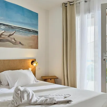 Artemia - Avec Piscine - Bornes Electriques - Parking Prive - Local Velo-moto Hotell
