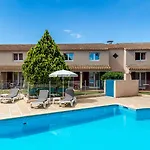 Artemia - Avec Piscine - Bornes électriques - Parking Privé - Local Vélo-moto Hotel