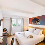 Hotel Artemia - Avec Piscine - Bornes électriques - Parking Privé - Local Vélo-moto
