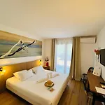 Hotel Artemia - Avec Piscine - Bornes électriques - Parking Privé - Local Vélo-moto Aigues-Mortes