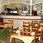 Hotel Artemia - Avec Piscine - Bornes électriques - Parking Privé - Local Vélo-moto Aigues-Mortes