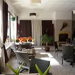 Hotel Artemia - Avec Piscine - Bornes électriques - Parking Privé - Local Vélo-moto Aigues-Mortes