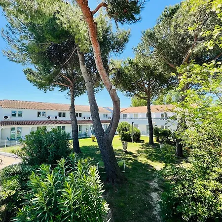 Hotel Artemia - Avec Piscine - Bornes électriques - Parking Privé - Local Vélo-moto Aigues-Mortes