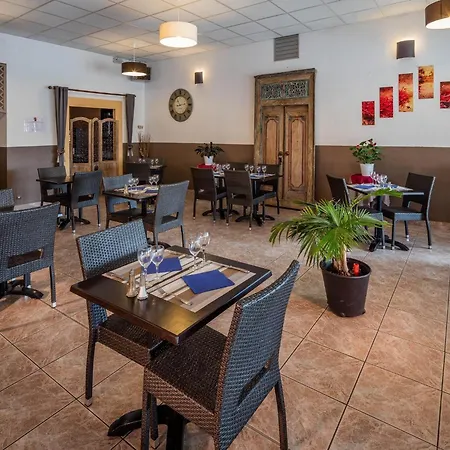 Hotel Artemia - Avec Piscine - Bornes électriques - Parking Privé - Local Vélo-moto Aigues-Mortes