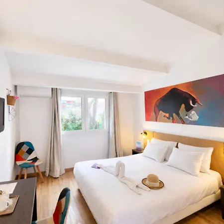 Hotel Artemia - Avec Piscine - Bornes électriques - Parking Privé - Local Vélo-moto