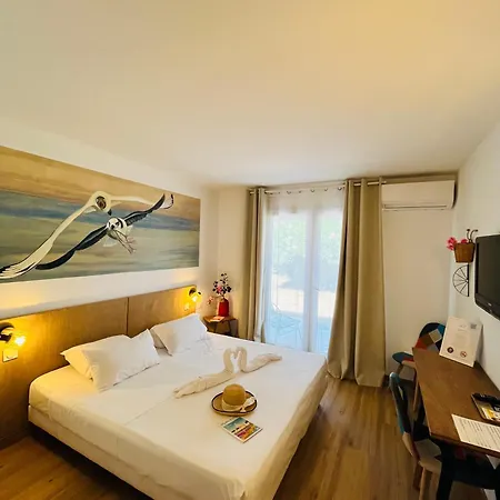 Hotel Artemia - Avec Piscine - Bornes électriques - Parking Privé - Local Vélo-moto Aigues-Mortes