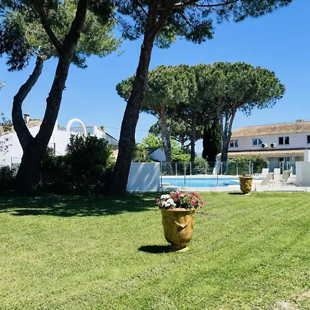 Hotel Artemia - Avec Piscine - Bornes électriques - Parking Privé - Local Vélo-moto