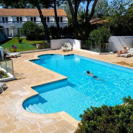 Hotel Artemia - Avec Piscine - Bornes électriques - Parking Privé - Local Vélo-moto