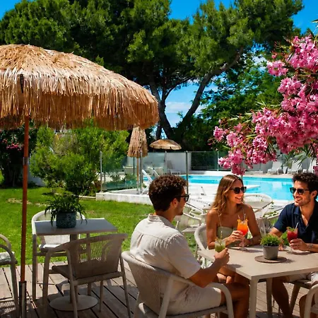 Artemia - Avec Piscine - Bornes électriques - Parking Privé - Local Vélo-moto Hotel 3*