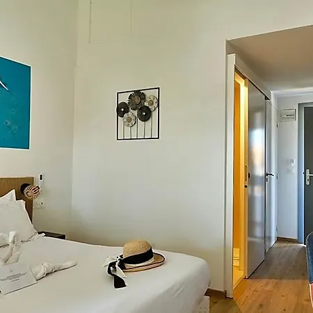 Artemia - Avec Piscine - Bornes électriques - Parking Privé - Local Vélo-moto Hotel