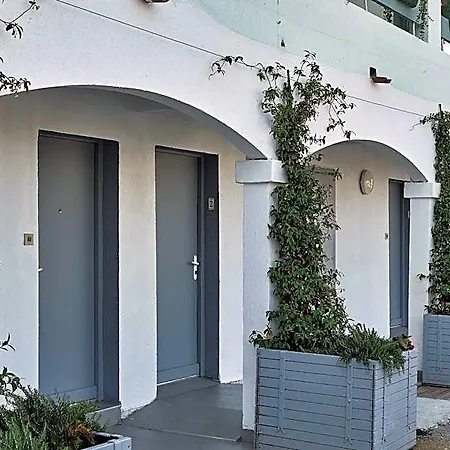 Hotel Artemia - Avec Piscine - Bornes électriques - Parking Privé - Local Vélo-moto 3*
