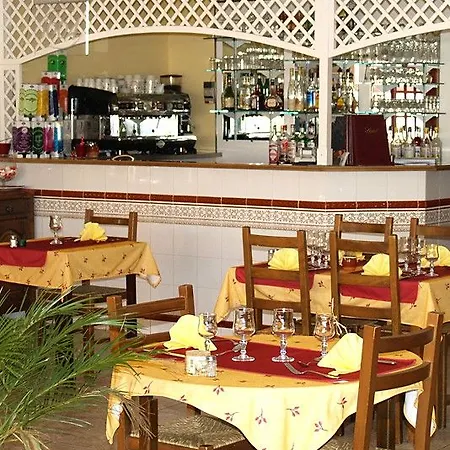 Hotel Artemia - Avec Piscine - Bornes électriques - Parking Privé - Local Vélo-moto Aigues-Mortes