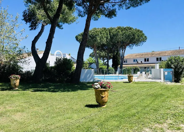 Hotel Artemia - Avec Piscine - Bornes électriques - Parking Privé - Local Vélo-moto