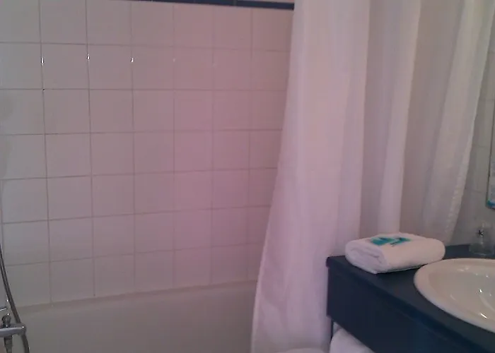 Hotel Artemia - Avec Piscine - Bornes électriques - Parking Privé - Local Vélo-moto 3*