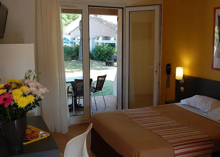 Hotel Artemia - Avec Piscine - Bornes électriques - Parking Privé - Local Vélo-moto 3*